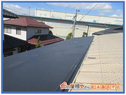 安曇野市屋根カバー工法　屋根材取り付け